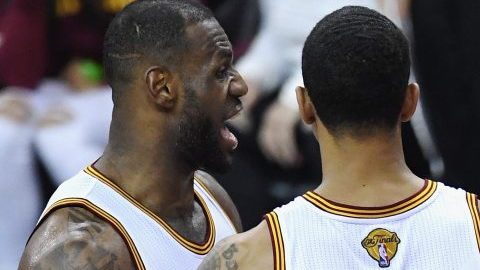 LeBron James le reclama a Draymond Green durante el partido del viernes, tras un forcejeo que incluyó un golpe bajo del jugador de los Warriors.