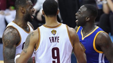 LeBron James le reclama a Draymond Green durante el partido del viernes, tras un forcejeo que incluyó un golpe bajo del jugador de los Warriors.