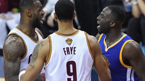LeBron James le reclama a Draymond Green durante el partido del viernes, tras un forcejeo que incluyó un golpe bajo del jugador de los Warriors.