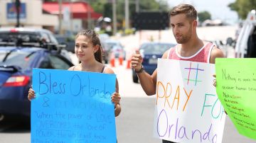 Residentes de Orlando hacen vigilia por la masacre.