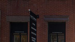 Policía custoria el bar Stonewall Inn de Manhattan, ícono de la comunidad gay.