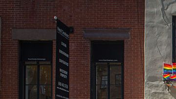 Policía custoria el bar Stonewall Inn de Manhattan, ícono de la comunidad gay.