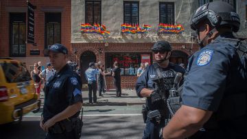Policía custoria el bar Stonewall Inn de Manhattan, ícono de la comunidad gay.