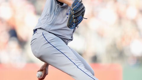 Julio Urías lanza el domingo contra los Gigantes en San Francisco. El novato mexicano tuvo su mejor actuación.