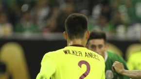 El mexicano 'Tecatito' Corona se quitó a medio equipo venezolano para marcar el gol del torneo.