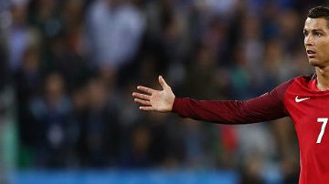 A Khan le gustaría que CR7 no fuea tan exhibicionista.