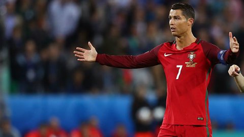 A Khan le gustaría que CR7 no fuea tan exhibicionista.