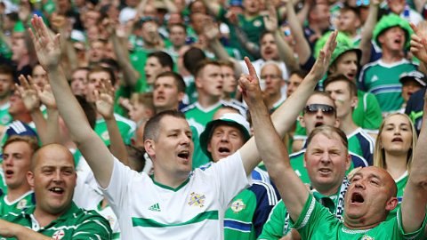 Los irlandeses son ejemplo del "fair play" en las gradas.