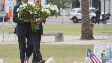 Barack Obama y Joe Biden colocan flores para las víctimas del tiroteo en un club nocturno, en un memorial en el Dr. Phillips Center for the Performing Arts en Orlando, Florida.