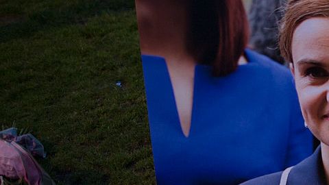 Flores rodean una foto de Jo Cox durante una vigilia en la Plaza del Parlamento el 16 de junio de 2016 en Londres, Gran Bretaña.