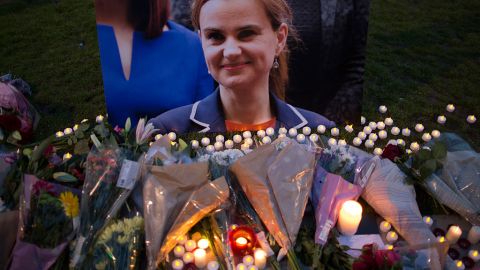 Flores rodean una foto de Jo Cox durante una vigilia en la Plaza del Parlamento el 16 de junio de 2016 en Londres, Gran Bretaña.