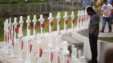 Un hombre visita un monumento con cruces de madera por cada una de las 49 víctimas de la masacre en el club nocturno Pulse al lado del Centro Médico Regional de Orlando, el 16 de junio de 2016.