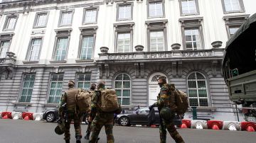 Soldados belgas patrullan  las calles tras el desmantelamiento de una nueva unidad terrorista en Bruselas, el 18 de junio de 2016.