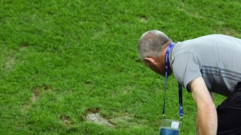 El terreno de juego del estadio Pierre-Mauroy es un desastre.