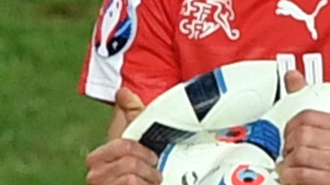 El balón de Adidas literalmente explotó tras ser pisado en el partido Suiza- Francia.