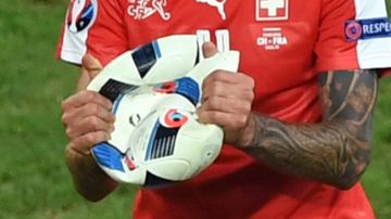 El balón de Adidas literalmente explotó tras ser pisado en el partido Suiza- Francia.