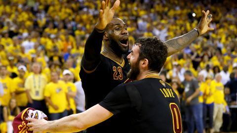 LeBron James #23 y Kevin Love #0 de los Cleveland Cavaliers celebran tras derrotar a los Warriors.