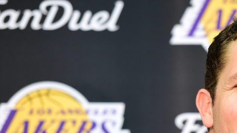 Luke Walton durante su presentación como nuevo entrenador en jefe de los Lakers.