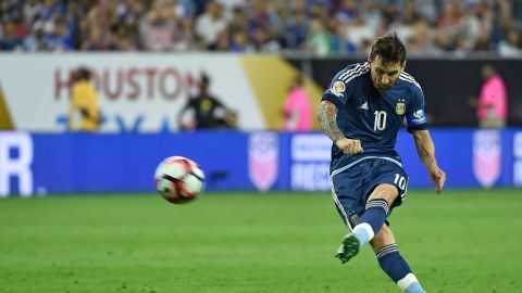 Messi en el cobro de tiro libre ante los EEUU.