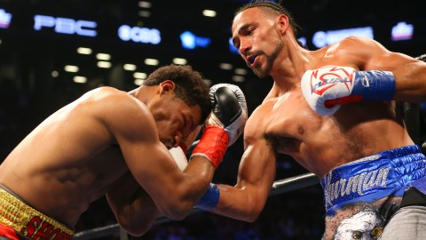 Keith Thurman conecta un gancho de derecha a Porter.