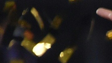 Claudio Bravo levanta el trofe de la Copa América Centenario.