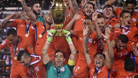 Claudio Bravo levanta el trofe de la Copa América Centenario.