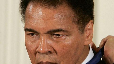 El presidente de EEUU George W. Bush premia al excampeón de boxeo de peso pesado Muhammad Ali (i) con la Medalla de la Libertad durante una ceremonia en el Salón Este de la Casa Blanca el 9 de noviembre de 2005 en Washington, DC.