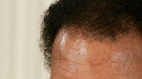 El presidente de EEUU George W. Bush premia al excampeón de boxeo de peso pesado Muhammad Ali (i) con la Medalla de la Libertad durante una ceremonia en el Salón Este de la Casa Blanca el 9 de noviembre de 2005 en Washington, DC.