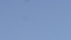 Miles de trabajadores en busca de empleo esperan para entrar a la feria de trabajo en el Goldy S. Lewis Community Center de Rancho Cucamonga, en California.