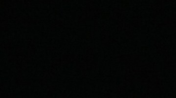 Una mujer reza delante de los juzgados de la ciudad de Medina, en Arabia Saudí.