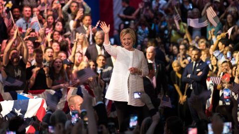 La ex secretaria Hillary Clinton en el Duggal Greenhouse del  Brooklyn Navy Yard,en Brooklyn Nueva York.