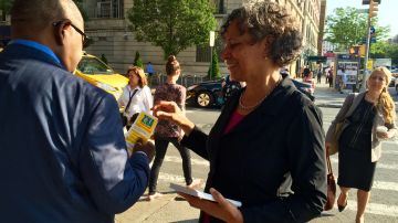 La comisionada de Salud de Nueva York, la doctora Mary Bassett, distribuyó material sobre el Zika en la estación de los trenes A, C y 1, ubicada en la esquina de la calle 168 y Broadway en Washington Heights.