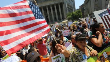 Inmigrantes protestaron frente a la Corte Suprema de Justicia en Manhattan para reclamar el fallo sobre DACA y DAPA.