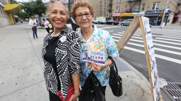 Ana Teresa Caraballo (blusa blanca y negra) y María Hernández fueron a votar en la mañana para no hacer fila.