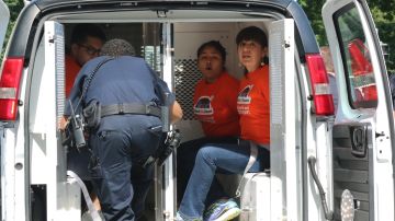 Activistas fueron arrestados durante audiencia en la que exigieron un cese a las deportaciones, y le gritaron al secretario de Seguridad Nacional, Jeh Johnson, que "tiene sangre en las manos". Fotos: María Peña/Impremedia