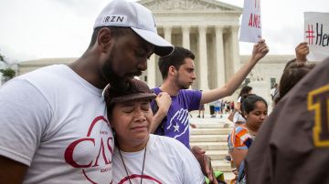 Rosario Reyes, una madre indocumentada de El Salvador, reacciona a las noticias sobre la decisión del Tribunal Supremo de bloquear el plan de inmigración de Obama, lo que habría protegido a millones de inmigrantes de la deportación.