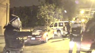 Imagen de un video que muestra lo sucedido el 30 de abril de 2012 cuando policías dispararon contra durante un incidente con sospechosos de robo en Chicago.