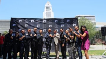 Policías, boxeadores y Óscar de la Hoya unen fuerzas para ayudar a la Fundación Susan G. Komen.