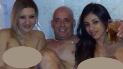 Quien supuestamente sería Heber Lópes aparece con dos prostitutas.