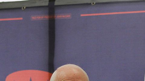 McCain en una foto de 2010 cuando hacía campaña con un plan de reforzamiento fronterizo para impedir la entrada de narcotraficantes y de indocumentados.