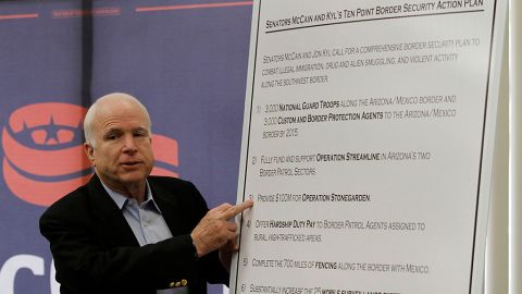 McCain en una foto de 2010 cuando hacía campaña con un plan de reforzamiento fronterizo para impedir la entrada de narcotraficantes y de indocumentados.