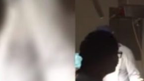 Un médico publicó en redes sociales un video donde se aprecia cómo una cirugía fue interrumpida por una falla en la toma de energía.