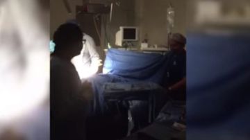 Un médico publicó en redes sociales un video donde se aprecia cómo una cirugía fue interrumpida por una falla en la toma de energía.