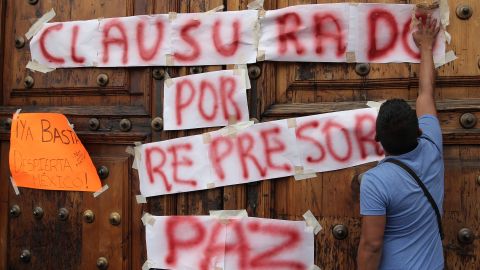 Grupos de simpatizantes de los maestros del Sindicato Nacional de Trabajadores de la Educación (CNTE) en una clausura simbólica a la secretaría de Educación en la Ciudad de México