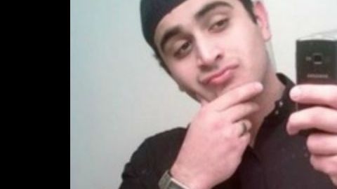 El FBI primero entrevistó a Mateen en 2013 luego de que hiciera "comentarios incendiarios" a un colega. La investigación se cerró.