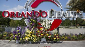 Vista de las flores depositadas en el Hospital de Orlando, Florida hoy 13 de junio de 2016 en memoria a las 49 víctimas mortales, la mayoría hispanas, de la matanza perpetrada el pasado fin de semana en una discoteca de ambiente gay.