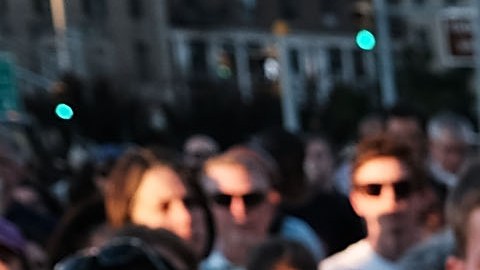 Tras la masacre en Orlando, se han sucedido las vigilias alrededor del país. Menos se conoce de las interacciones personales que el shock del ataque ha generado entre padres e hijos y otros familiares.