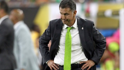 Juan Carlos Osorio reacciona durante el partido que México perdió 7-0 ante Chile.