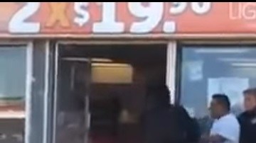El sujeto se negó a donar 50 centvos mexicanos a tienda de conveniencia.