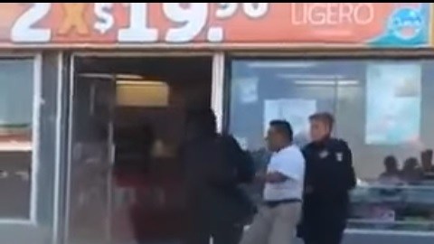 El sujeto se negó a donar 50 centvos mexicanos a tienda de conveniencia.